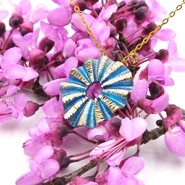 Χειροποίητο κολιέ κύκλος από ορείχαλκο με μπλε σμάλτο