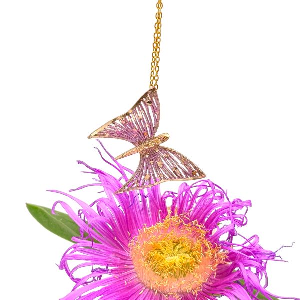 Χειροποίητο μενταγιόν με χρυσή ροζ πεταλούδα