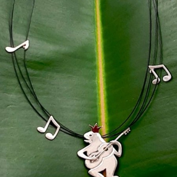 Ασημένιο μενταγιόν ερωτευμένος πρίγκιπας βάτραχος που κάνει καντάδα