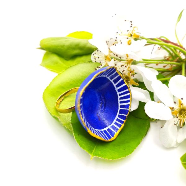 Γυναικείο χειροποίητο δαχτυλίδι από papier mache και ορείχαλκο ζωγραφισμένο στο χέρι