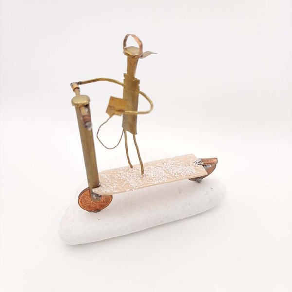 Χειροποίητο επιτραπέζιο δώρο ''Ηλεκτρικό πατίνι'' από ορείχαλκο, πάνω σε βότσαλο