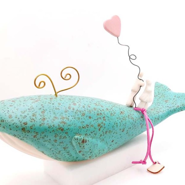 Χειροποίητη επιτραπέζια φάλαινα με ερωτευμένο ζευγάρι από κεραμικό