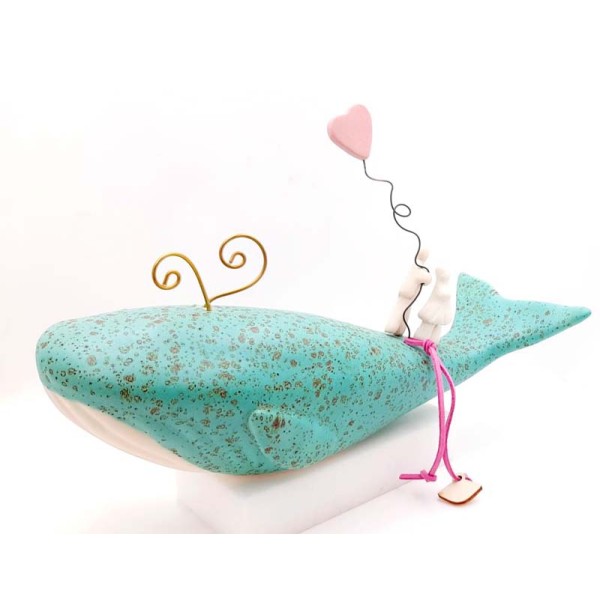 Χειροποίητη επιτραπέζια φάλαινα με ερωτευμένο ζευγάρι από κεραμικό