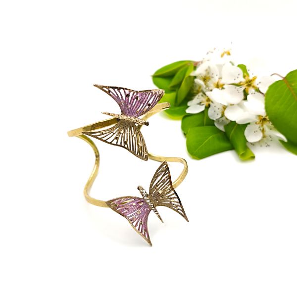 Χειροποίητο βραχιόλι με πεταλούδες ζωγραφισμένο με ροζ χρώμα, με απόλυτη λάμψη