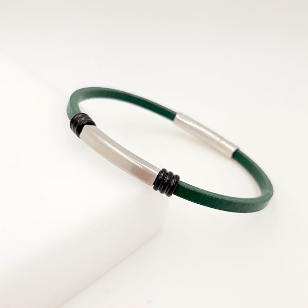 Men's bracelet made of steel and green leather
