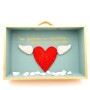 Διακοσμητικό βαλιτσάκι με κεραμική καρδιά << Μη φοβάσαι να ονειρεύεσαι άνοιξε τα φτερά σου! >>