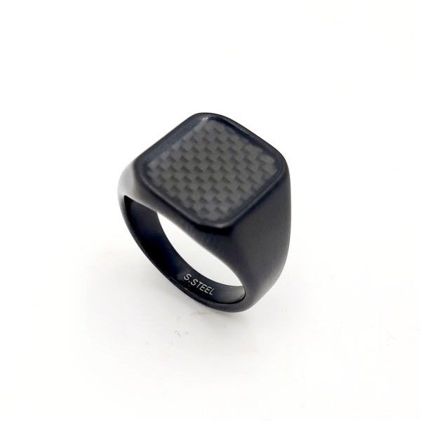Ανδρικό δαχτυλίδι από ατσάλι με μαύρο ανθρακόνημα, ανάγλυφο σχεδιασμό, και μαύρο φινίρισμα