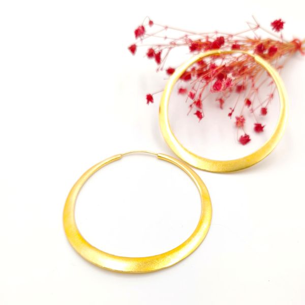 Κρίκοι ασημένιοι πλακέ με σατινέ επιχρύσωση με σύγχρονο μίνιμαλ ύφος