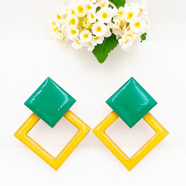 Τετράγωνα καρφωτά σκουλαρίκια από ξύλο με πράσινό & κίτρινο σμάλτο