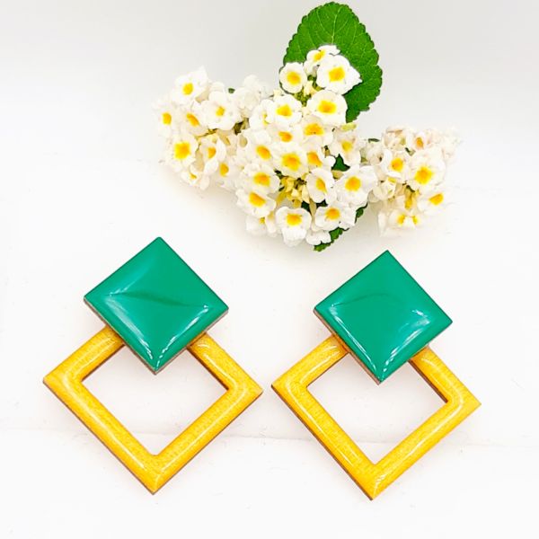 Τετράγωνα καρφωτά σκουλαρίκια από ξύλο με πράσινό & κίτρινο σμάλτο