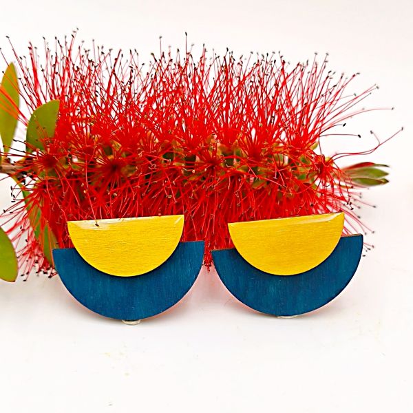 Γεωμετρικά καρφωτά σκουλαρίκια από ξύλο σε σχήμα ημικύκλιο με μονόχρωμο σμάλτο