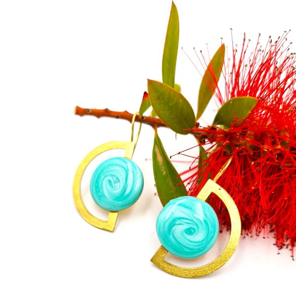 Γεωμετρικά σκουλαρίκια από ορείχαλκο σε σχήμα ημικύκλιο με τιρκουάζ σμάλτο