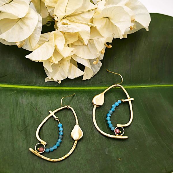 Εντυπωσιακά γεωμετρικά κρεμαστά σκουλαρίκια με ορυκτές γαλάζιες πέτρες